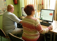 Kursanci przeglądają stronę internetową KBP