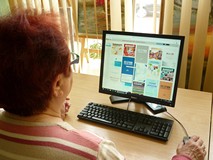 Kursantka przegląda stronę internetową KBP