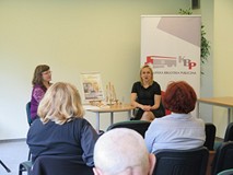 W tle od lewej, prowadząca spotkanie Sylwia Waszewska, Marta Matulewicz. Na pierwszym planie zgromad