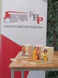 Książki Marty Matulewicz wyeksponowane na stoliku
