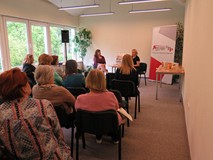 W tle od lewej, prowadząca spotkanie Sylwia Waszewska, Marta Matulewicz. Na pierwszym planie zgromad