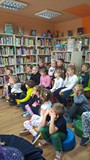 Dzieci ogladają teatrzyk