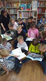 Dzieci ogladają prezentowane książki z zaciekawieniem