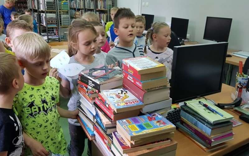 Dzieci poznają bibliotekę.