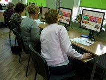 Uczestniczki kursu komputerowego podczas wytężonej pracy