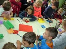 Przedszkolaki wykonują zakładkę do książek