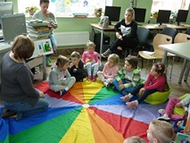 Bibliotekarka czyta dzieciom książkę 