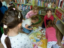 Dziewczynki układają ogromne puzzle