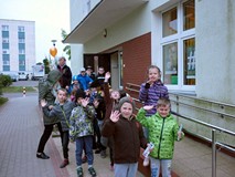 Grupa dzieci wychodzi z biblioteki