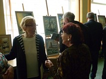 na zdjęciu zebrani goście oglądają obrazy