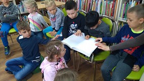 Pochodnia- czasopismo dla osób niewidomych, dzieci przez dotyk zapoznają się z pismem Braila