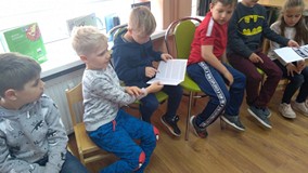 Dzieci przez dotyk zapoznają się z pismem Braila