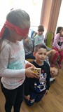 Dzieci przez dotyk zapoznają się z przedmiotami