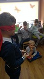 Dzieci przez dotyk zapoznają się z przedmiotami