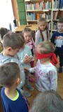 Dzieci przez dotyk, głos zapoznają się z drugą osobą