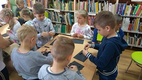 Zajecia plastyczne i tworzenie czarnej książki kolorów