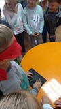 Dzieci przez dotyk zapoznają się z ilustracją swojego kolegi lub koleżanki