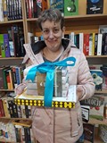 Pani Marta pozuje do zdjęcia.