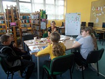 Dzieci dyskutują o książce