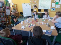 Dzieci dyskutują o książce