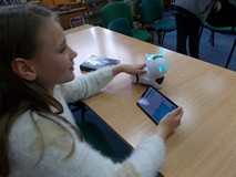 Dziewczynka programuje ruchy Photona