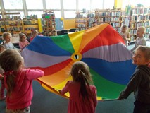 Wspólna zabawa z chustą animacyjną