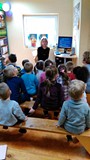 Przedszkolaki odpowiadają na pytania dotyczące biblioteki