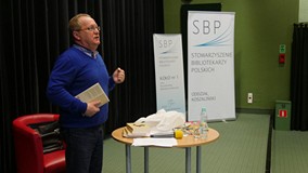 Dr hab. Karol Maliszewski, wykładowca Uniwersytetu Wrocławskiego podczas wykładu pt. „Poezja współcz