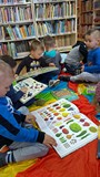 Dzieci oglądają książki z naszego księgozbioru