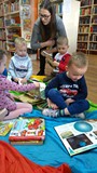 Dzieci oglądają książki z naszego księgozbioru