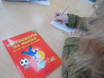 Dziewczynka bierze udział w turnieju ortograficznym