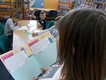 bibliotekarka czyta dyktando dla dzieci