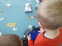 Przedszkolaki podczas zabawy robotami