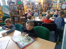 Dzieci oglądają książeczki