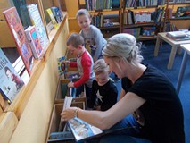 Przedszkolaki podczas zabawy robotami