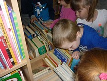 Dzieci wybierają książeczki z Biblioteczki Malucha
