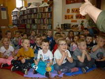 Dzieci siedzą na chuście, rozpoczynamy zajęcia