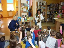 Bibliotekarka prezentuje dzieciom Książkę z dziurą