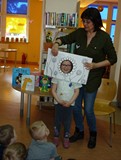 Bibliotekarka prezentuje dzieciom Książkę z dziurą