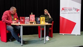 Jakub Żulczyk odpowiada na pytanie prowadzącego Piotra Pawłowskiego