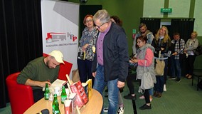 Jakub Żulczyk podpisuje książki