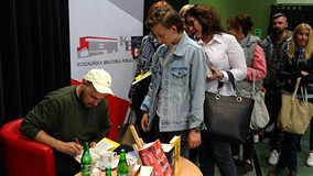 Jakub Żulczyk wpisuje dedykację