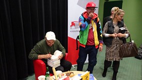 Jakub Żulczyk podpisuje książki