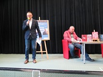 Dyrektor wita pisarza i gości zgromadzonych na sali