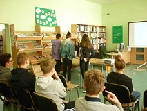 na zdjęciu uczniowie
