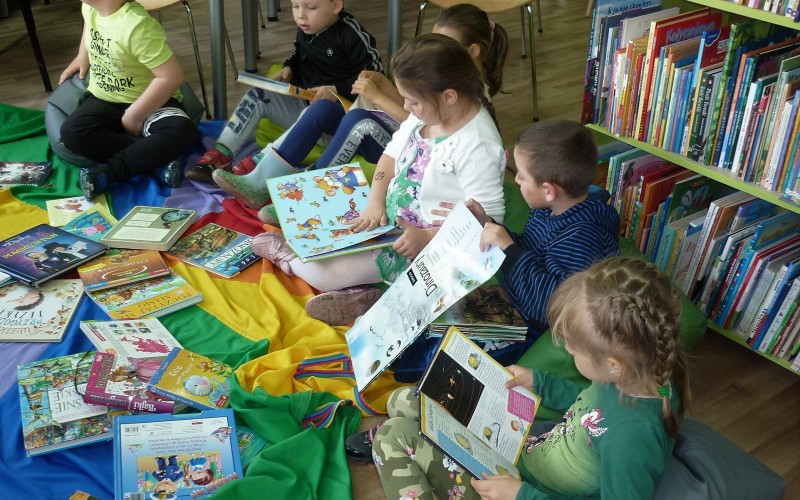 Dzieci podczas oglądania książek