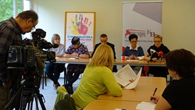 Na pierwszym planie media zgromadzone na konferencji na temat Żywej Biblioteki, w głębi organizatorz
