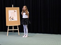 Uczestniczka 51. Turnieju Recytatorskiego „Ptaki, ptaszki i ptaszęta polne