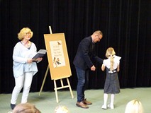 Od lewej: Bożena Kaczmarek oraz dyrektor KBP - Dariusz Pawlikowski podczas wręczania nagród