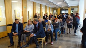 Publiczność zgromadzona na wernisażu książki Niccolò Machiavellego „Książę”